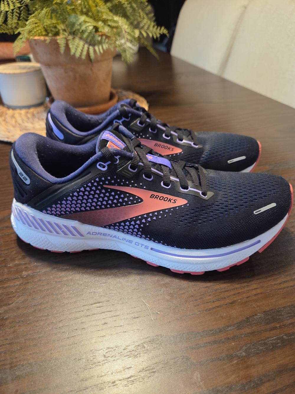 Brooks Adrenaline GTS 22 Women's Running Shoes Size 9.5 Wide D